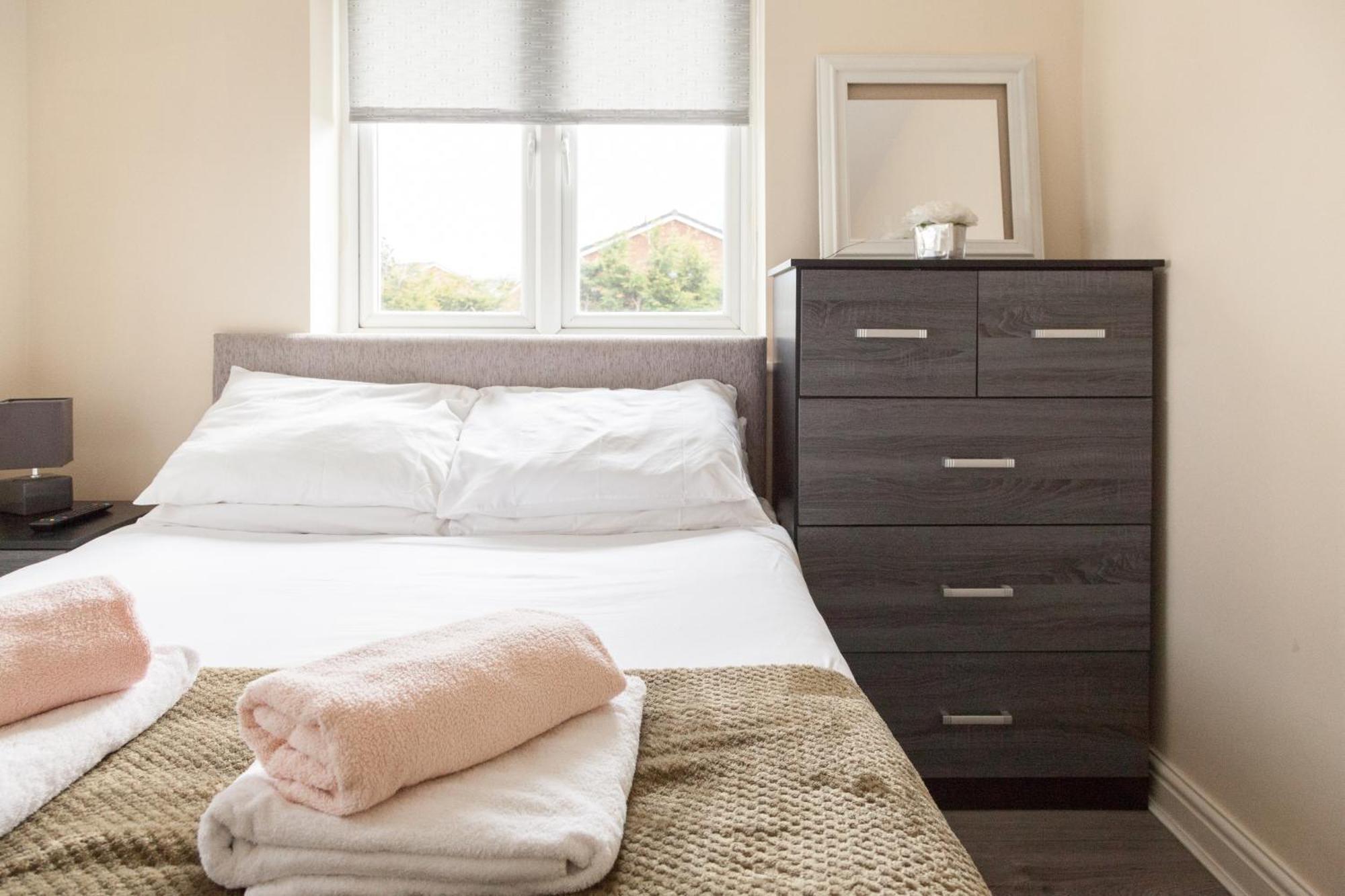 Pinfold Court Apartments نوزلي المظهر الخارجي الصورة