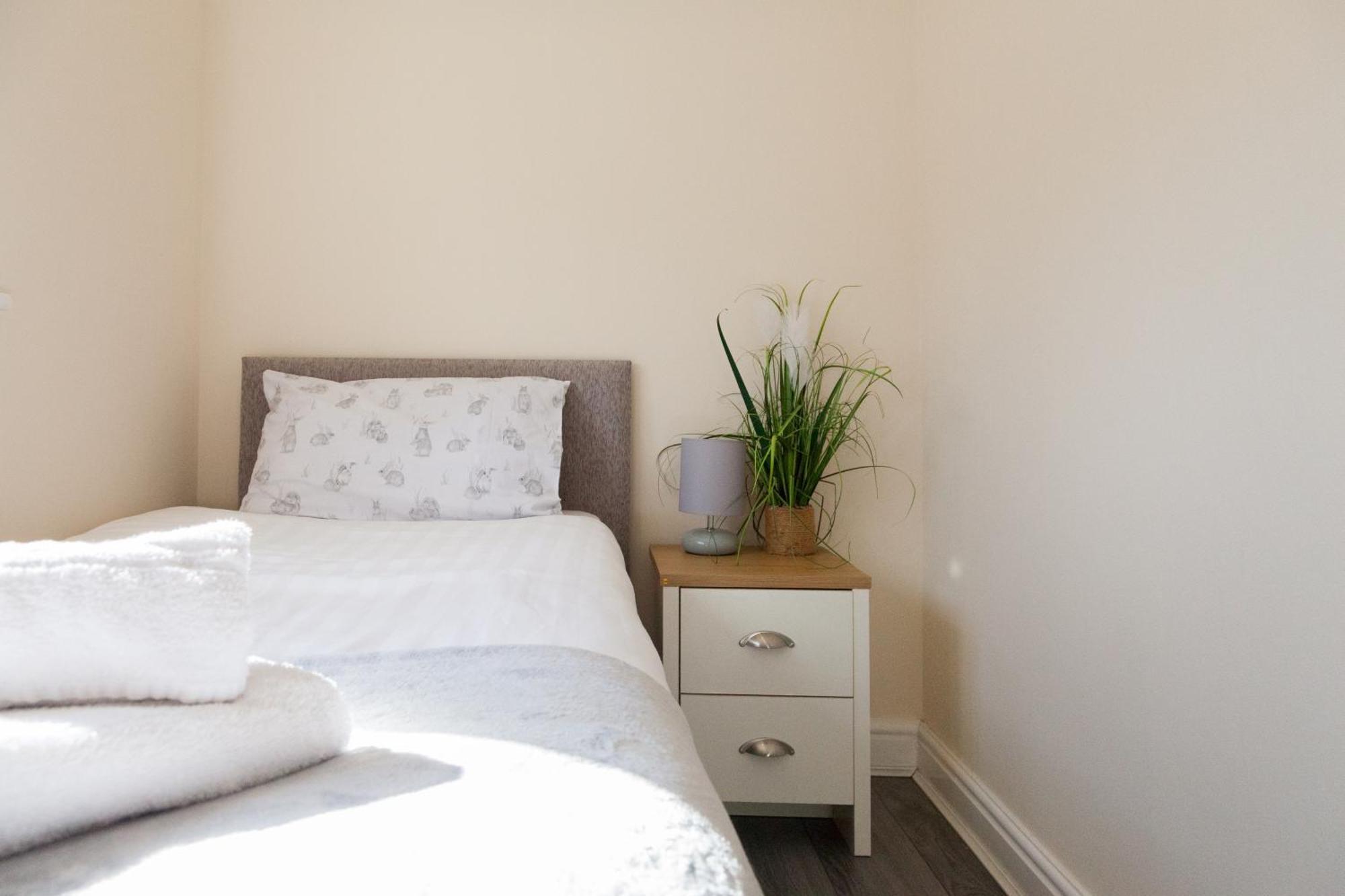 Pinfold Court Apartments نوزلي المظهر الخارجي الصورة